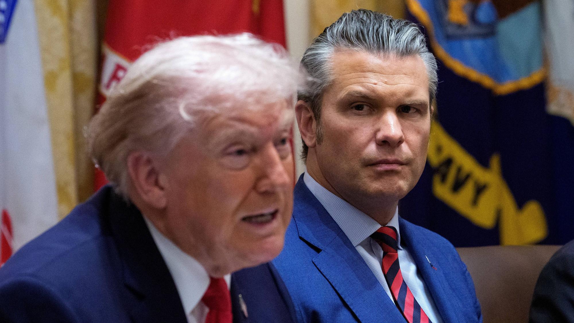 US-Präsident Donald Trump (l.) und US-Verteidigungsminister Pete Hegseth bei einer Kabinettssitzung. (Archivbild)