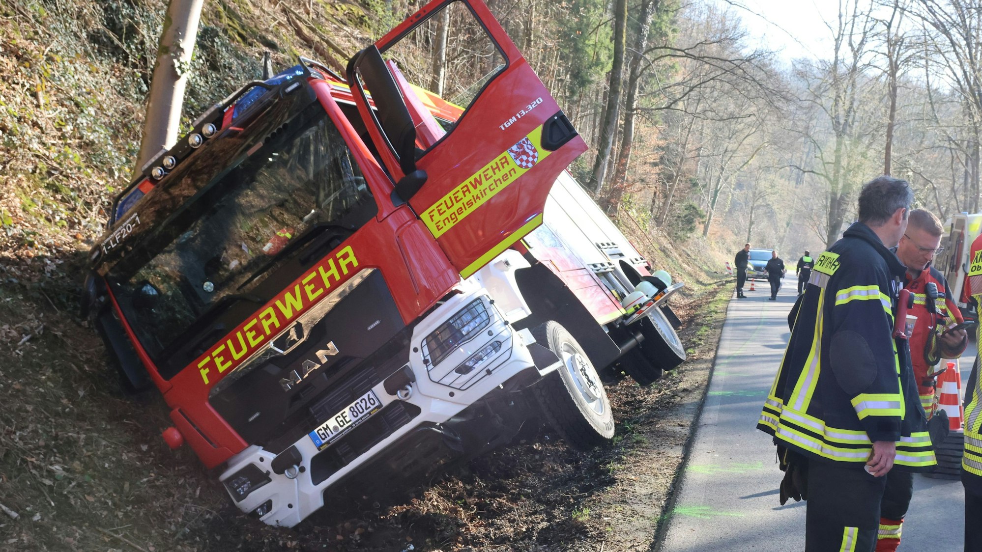 Zu sehen ist ein verunglücktes Feuerwehrauto.