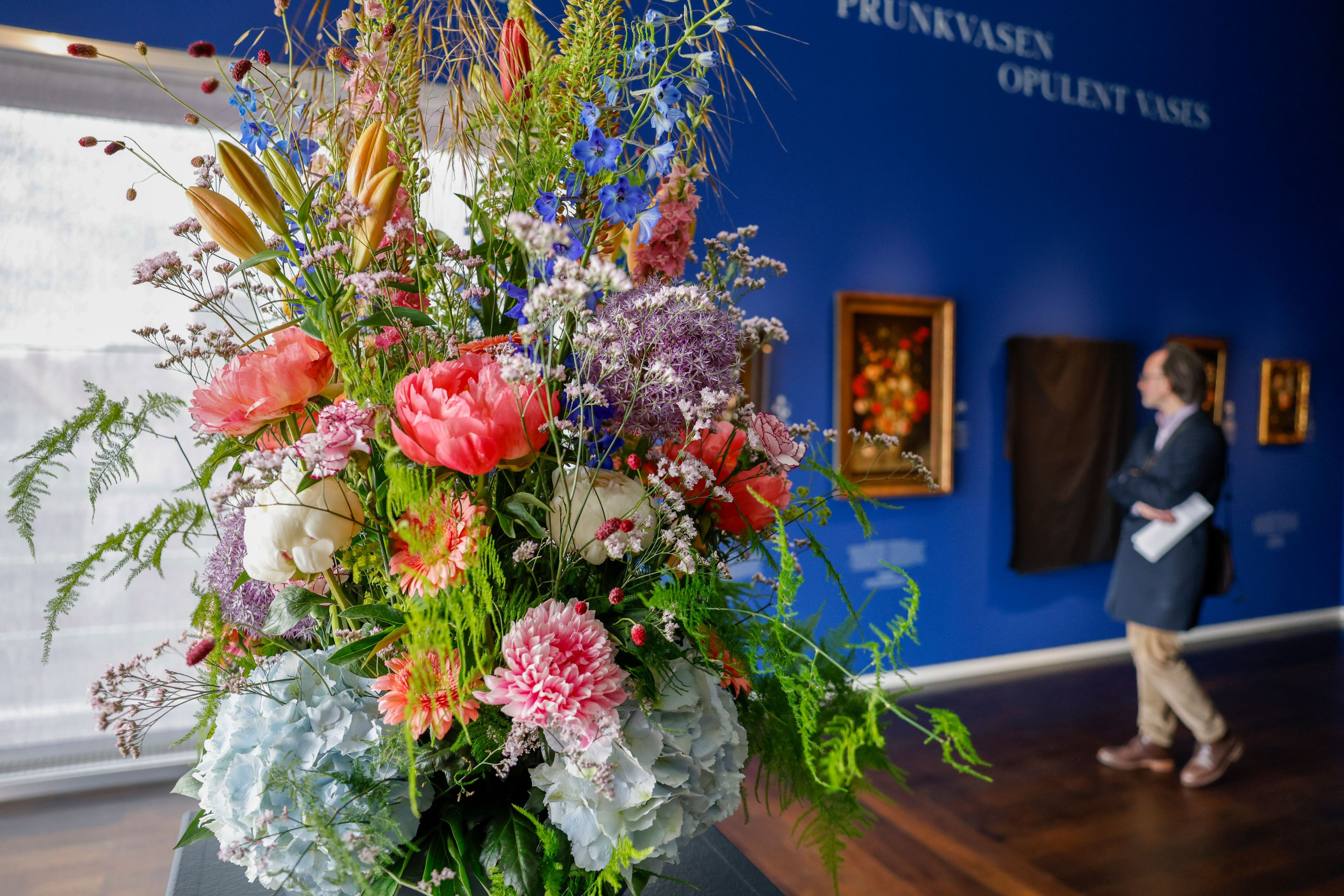 Blick in die Gemäldeausstellung: Hier gibt es stes auch einen prächtigen Strauß mit echten Blumen.