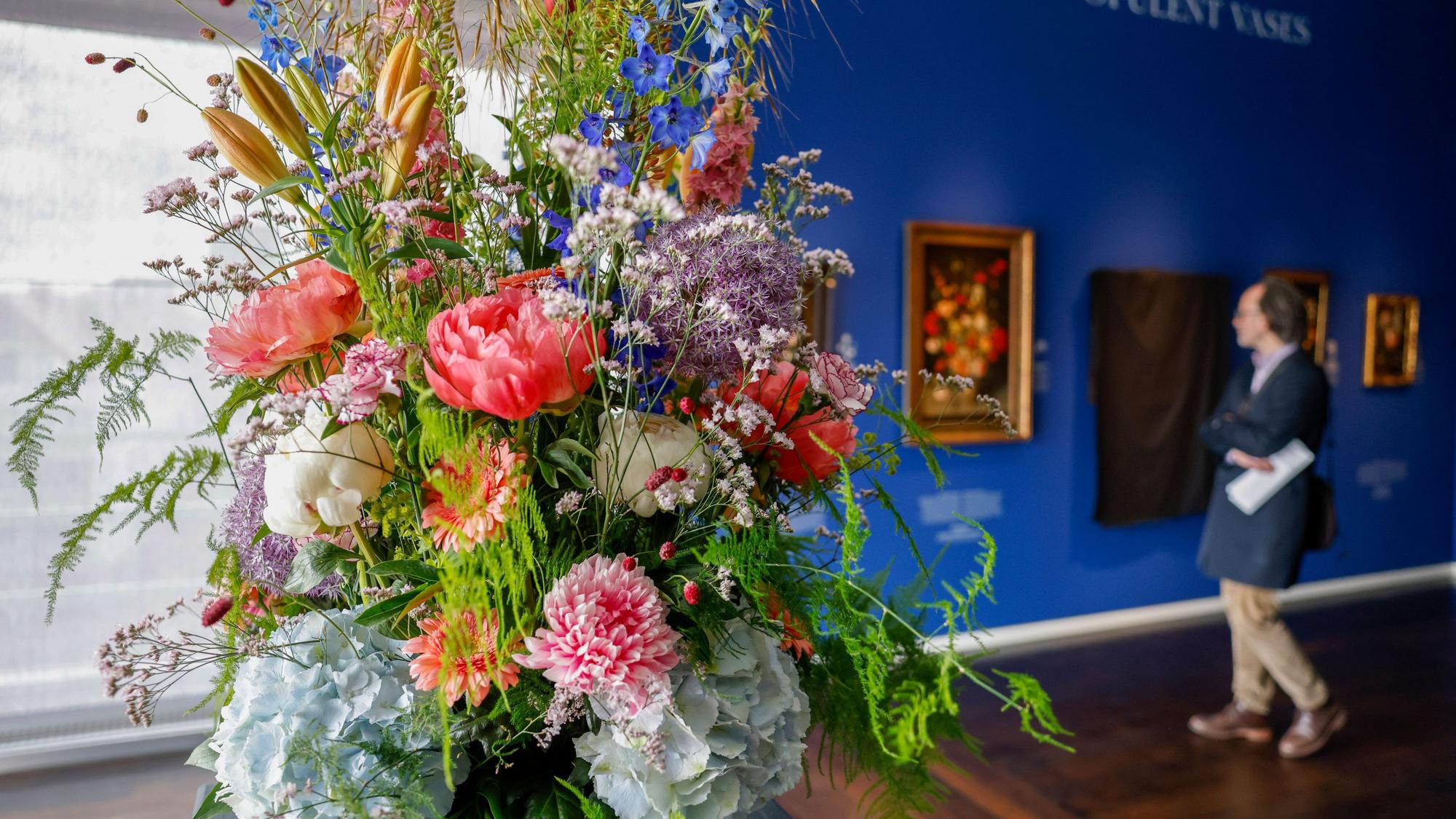 Blick in die Gemäldeausstellung: Hier gibt es stes auch einen prächtigen Strauß mit echten Blumen.