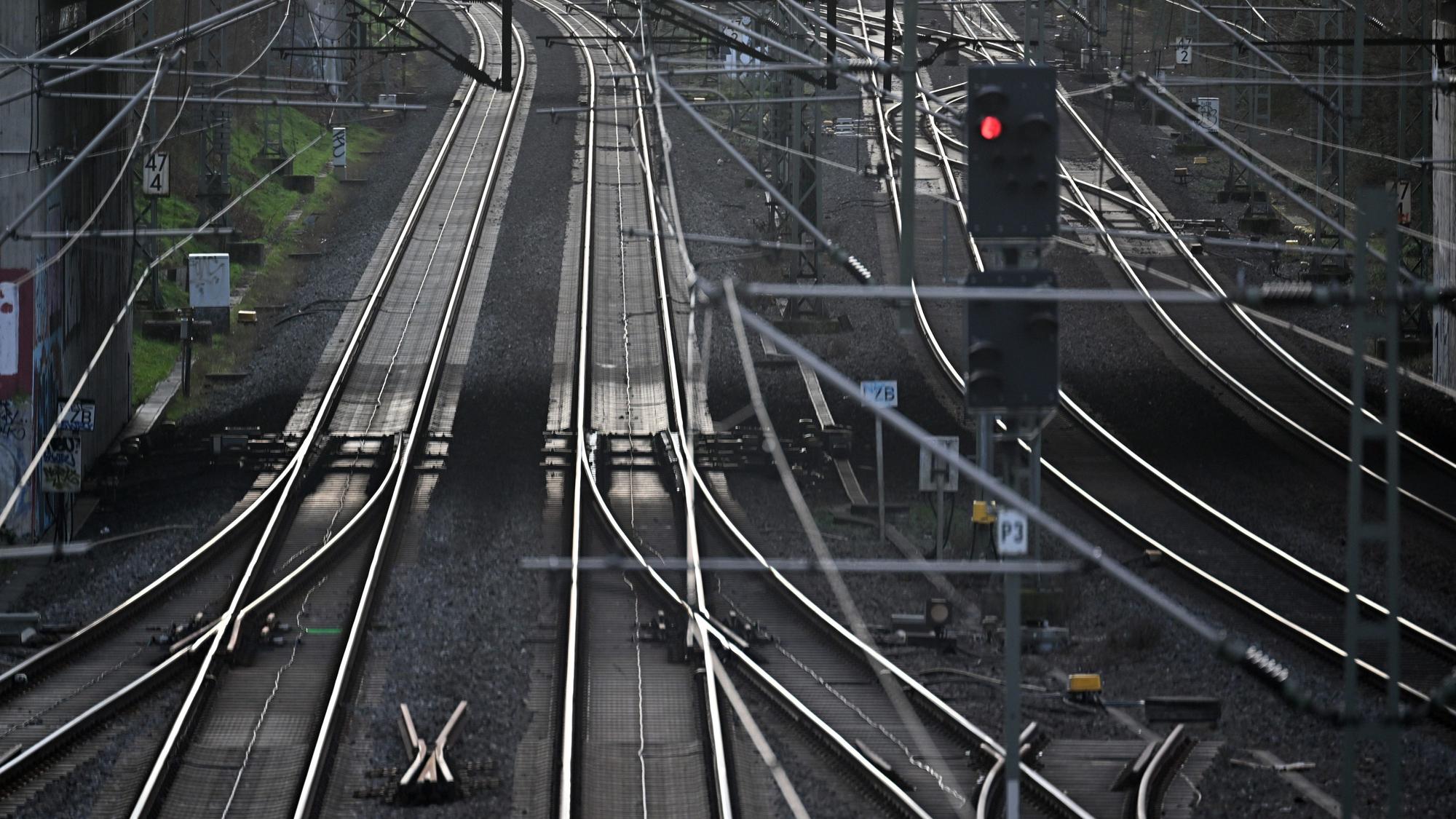 Bahngleise in Düsseldorf: Die deutsche Regelung zum Preisdeckel für die Schienennutzung im Nahverkehr ist dem Europäischen Gerichtshof (EuGH) zufolge rechtswidrig.