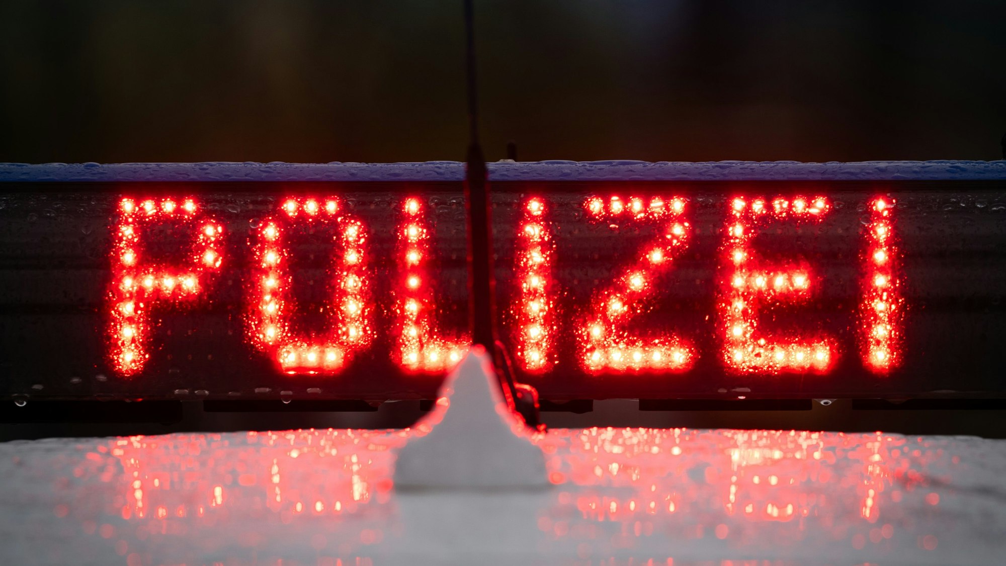 Der Schriftzug „Polizei“ ist zu sehen.