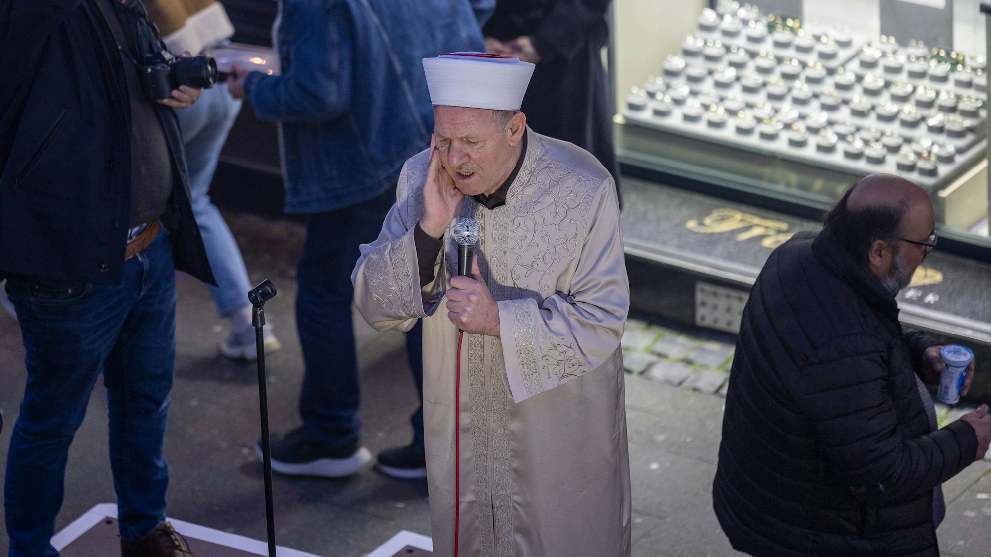 Ein Imam rief vor Beginn des Fastenbruchs zum Gebet auf.