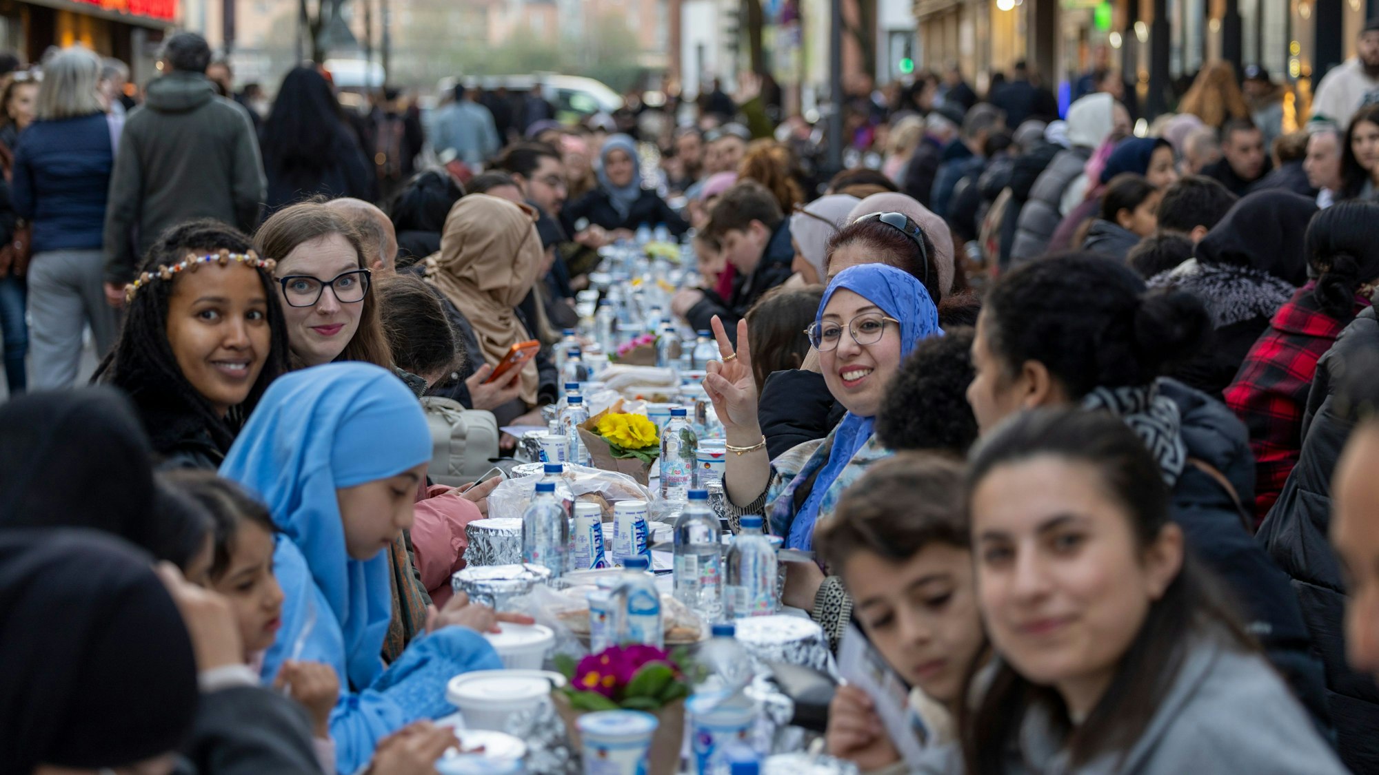 Warten auf den Sonnenuntergang: Die Tische sind mit klassischen Gerichten aus der türkischen Küche gedeckt.