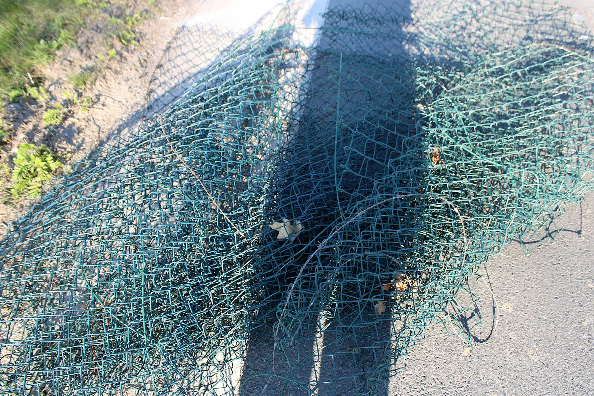 Diesen Maschendrahtzaun hat ein Lkw von der Ladefläche verloren.