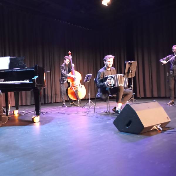 Das Foto zeigt das Tango-Ensemble im Stadtsaal.