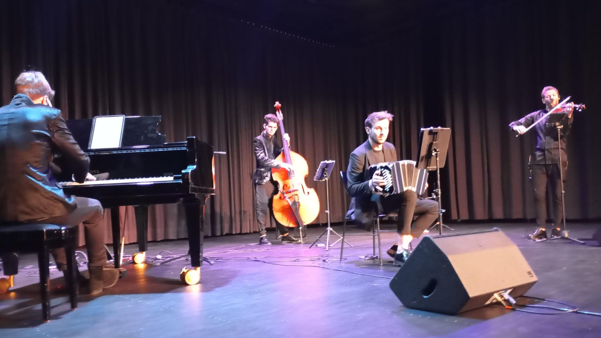 Das Foto zeigt das Tango-Ensemble im Stadtsaal.