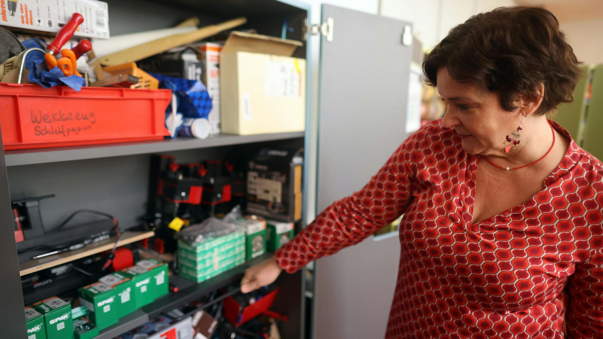 Eva Schwering stellt die Themenschränke im Kreativlabor vor.