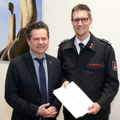 Sebastian Fritz aus Bomig ist neuer Vize-Leiter der Freiwilligen Feuerwehr in Wiehl. Bürgermeister Ulrich Stücker gratuliert ihm.