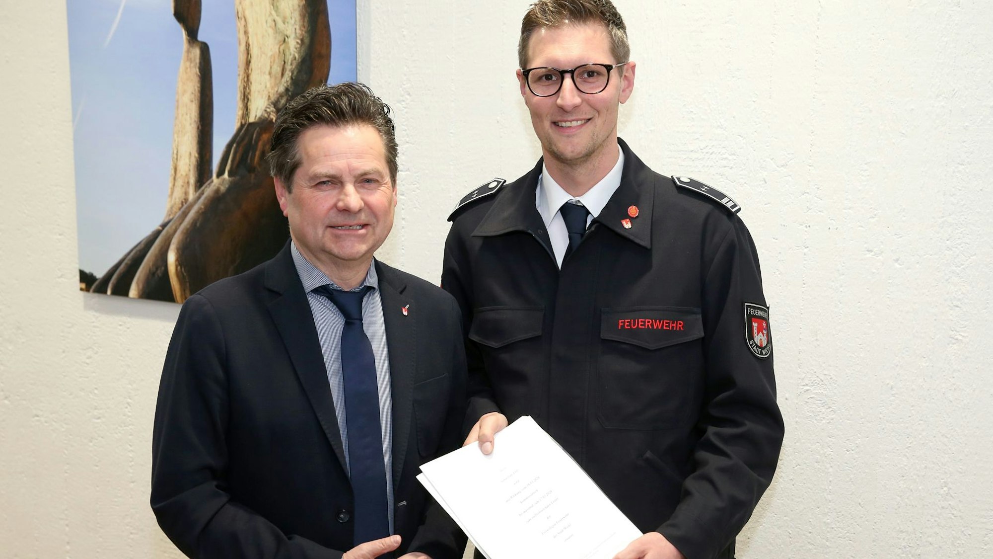 Sebastian Fritz aus Bomig ist neuer Vize-Leiter der Freiwilligen Feuerwehr in Wiehl. Bürgermeister Ulrich Stücker gratuliert ihm.