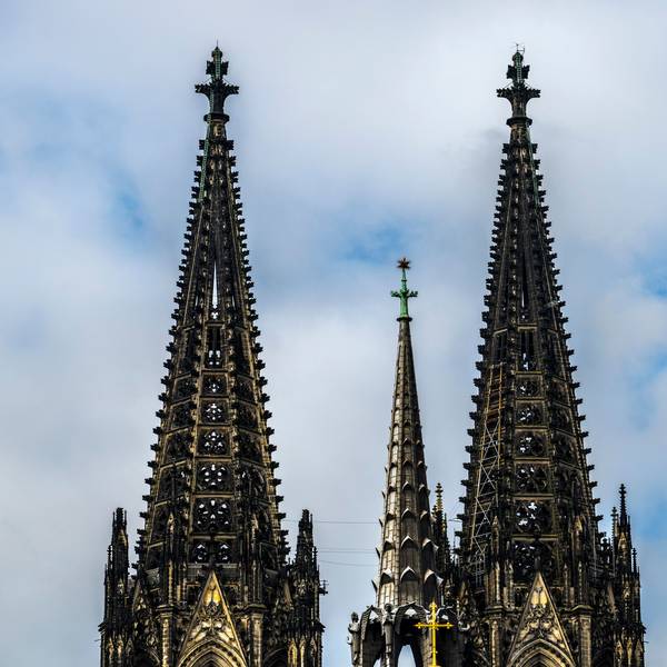 15.03.2026, Köln: Die Spitzen des Doms vor bewölktem Himmel. Frühlingswetter. Foto: Uwe Weiser