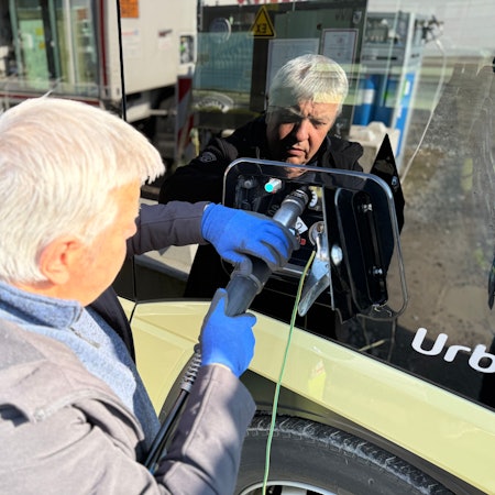 Das Betanken des Wasserstoffbusses ist für Fahrer Harald Schuster längst Routine, Sicherheitsbedenken hat er keine.