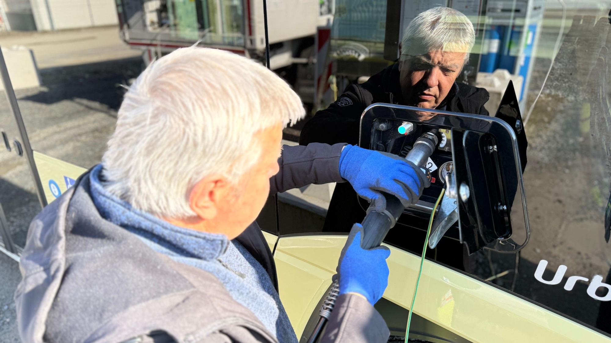 Das Betanken des Wasserstoffbusses ist für Fahrer Harald Schuster längst Routine, Sicherheitsbedenken hat er keine.