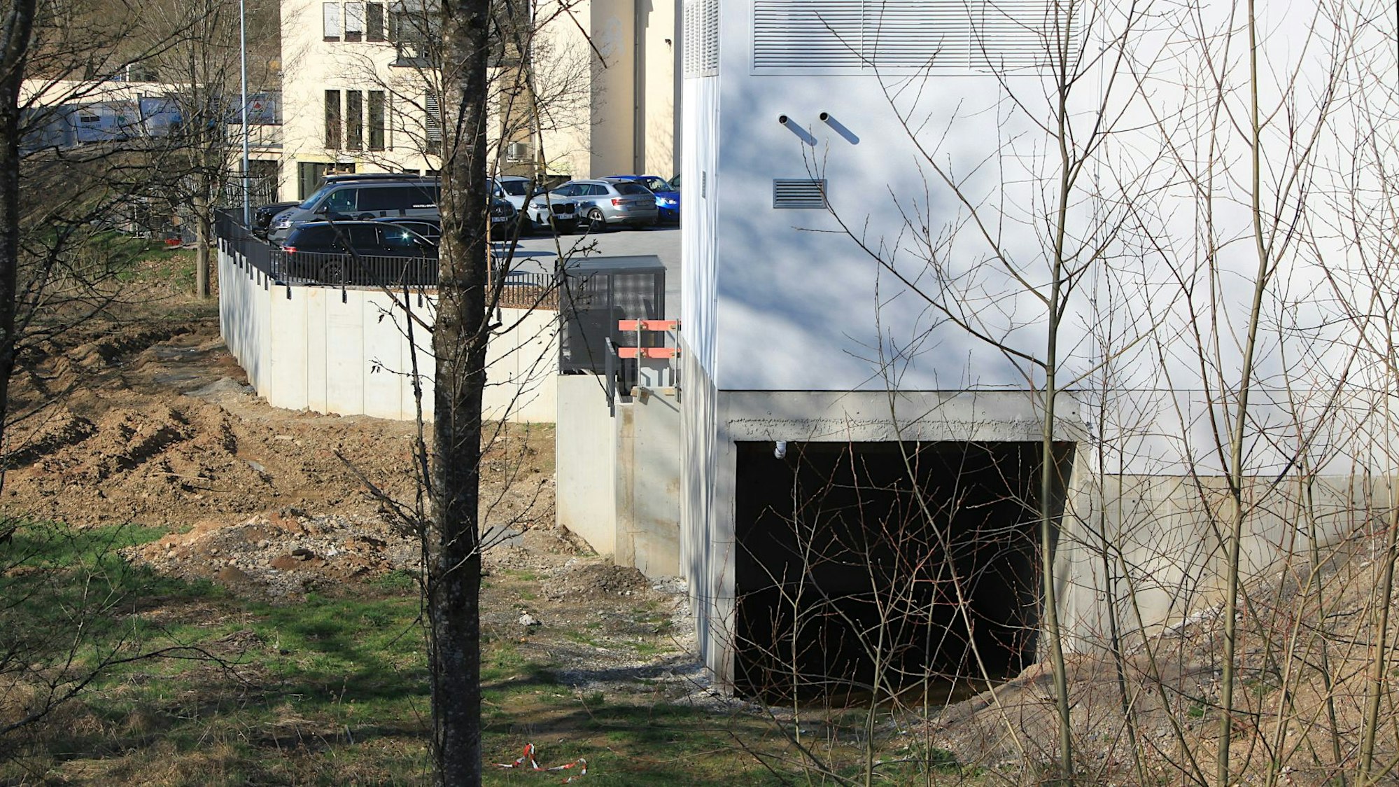 An der Gebäuderückseite gibt es einen Bereich, in den im Falle eines Hochwassers Wasser einströmen kann.