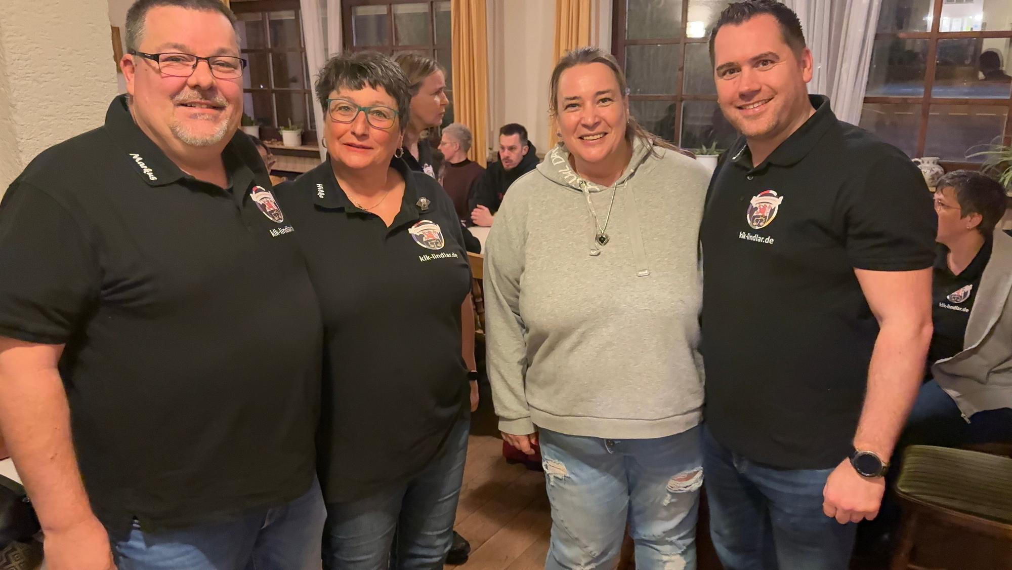 Zwei Frauen und zwei Männer posieren für die Kamera.