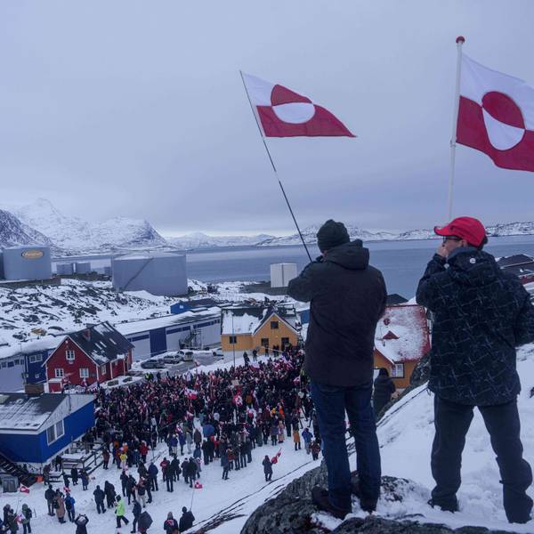 ARCHIV - 17.01.2026, Grönland, Nuuk: Menschen protestieren gegen die Grönlandpläne von US-Präsident Trump vor dem US-Konsulat. (zu dpa: «Warum Europa Trump nicht einfach den Stinkefinger zeigt») Foto: Evgeniy Maloletka/AP/dpa +++ dpa-Bildfunk +++