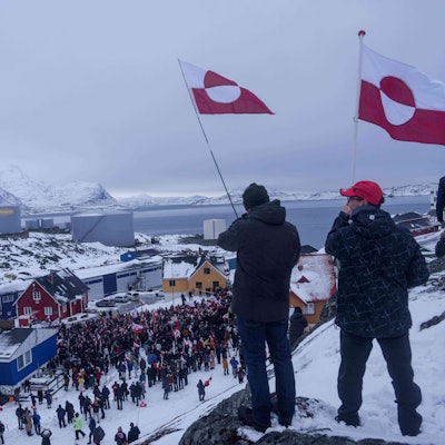 ARCHIV - 17.01.2026, Grönland, Nuuk: Menschen protestieren gegen die Grönlandpläne von US-Präsident Trump vor dem US-Konsulat. (zu dpa: «Warum Europa Trump nicht einfach den Stinkefinger zeigt») Foto: Evgeniy Maloletka/AP/dpa +++ dpa-Bildfunk +++