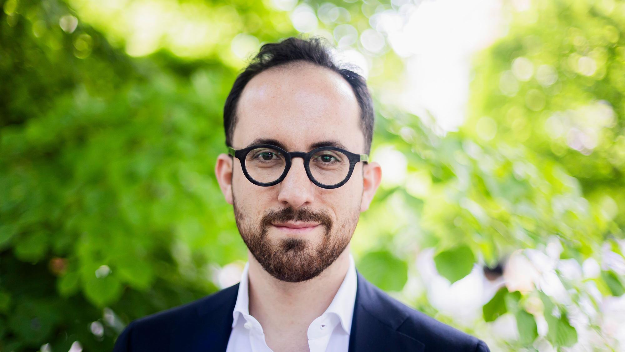 Ein Mann mit Brille blickt freundlich in die Kamera.