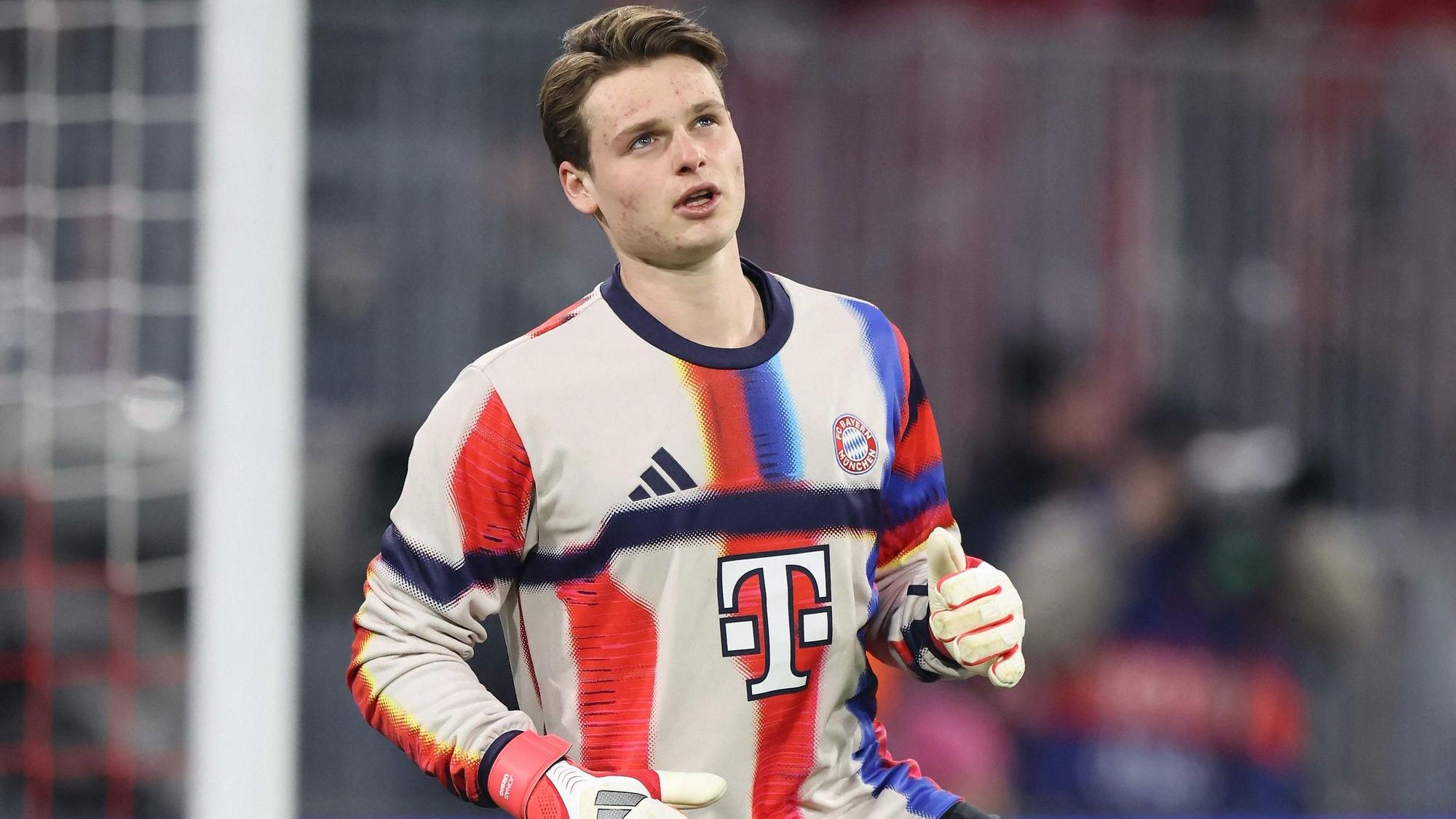 Jonas Urbig beim Warmmachen auf dem Platz