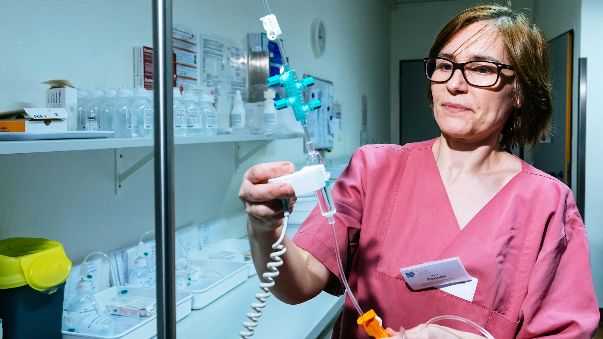 Melina Pappas, stellvertretende Stationsleitung einer der Chemoambulanzen im St. Elisabeth-Krankenhaus, bereitet eine Infusion für eine Chemotherapie vor.