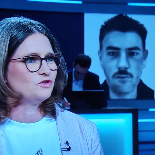 Jessica Scheer-Thielen steht im Fernsehstudio, rechts hinter ihr ist ein Phantombild des Täters eingeblendet.