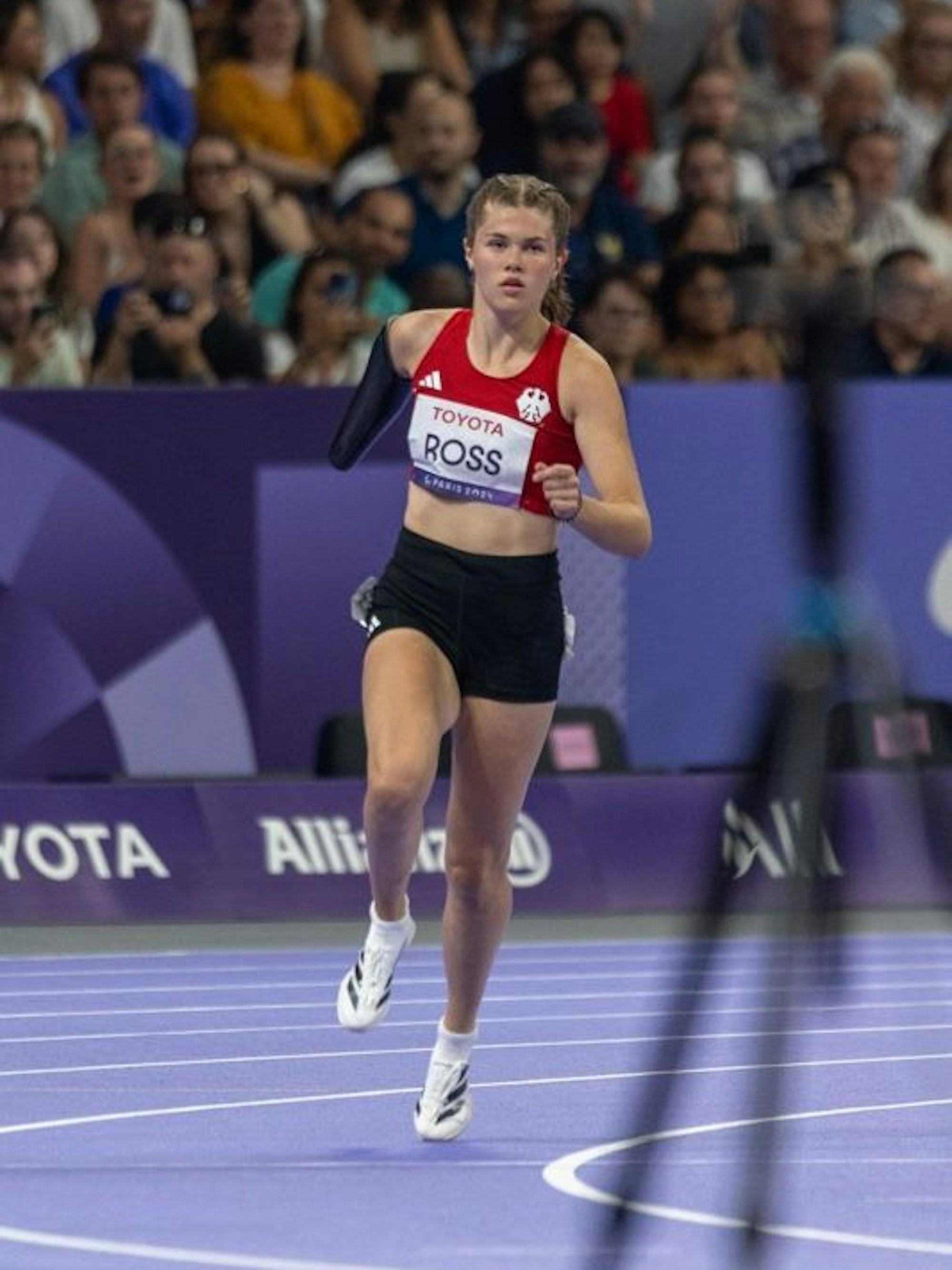 Jule Roß läuft im Stade de France vor 75 000 Zuschauenden.