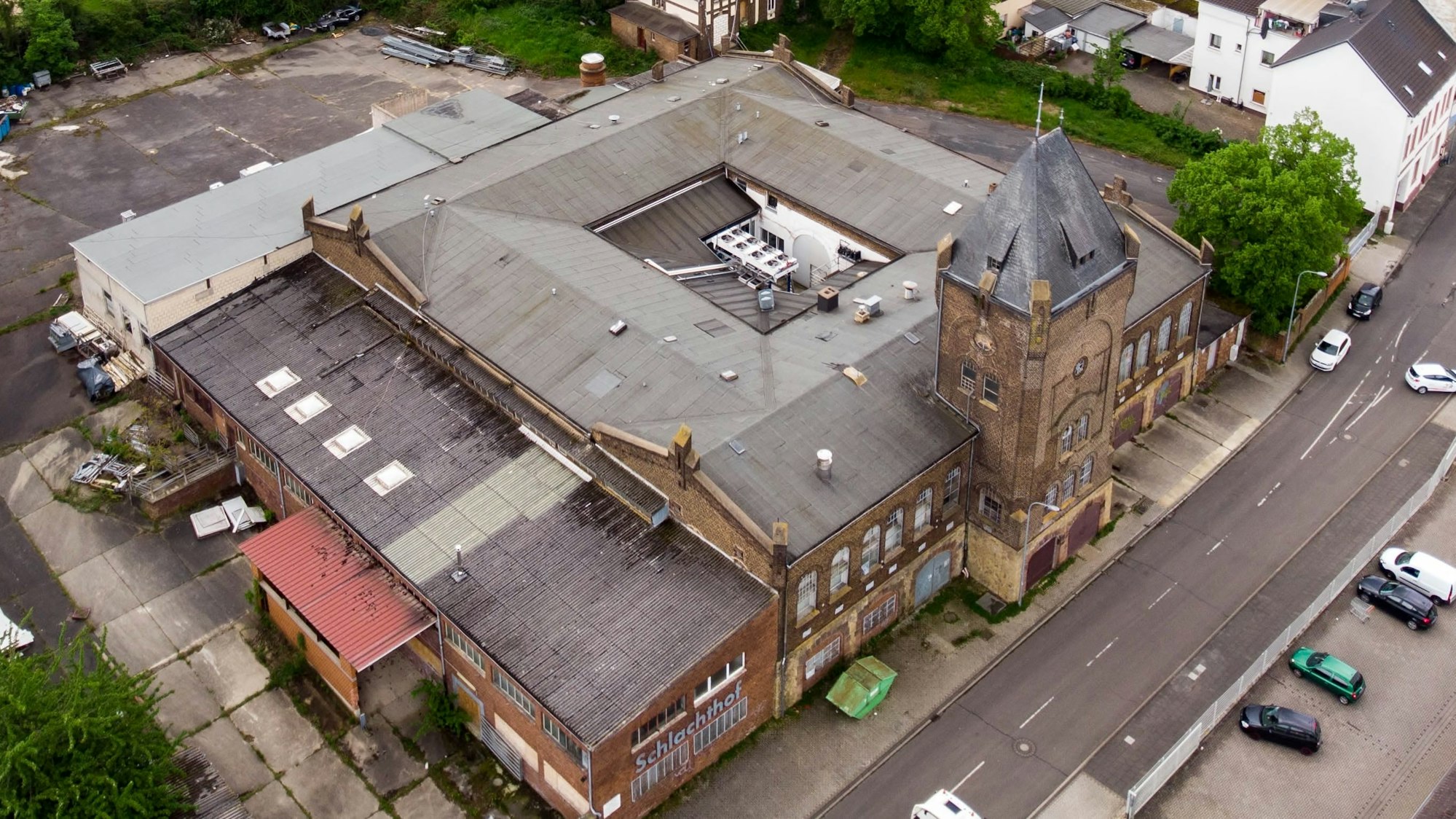Das Bild zeigt den ehemaligen Schlachthof von Euskirchen mithilfe einer Drohnenfotografie.
