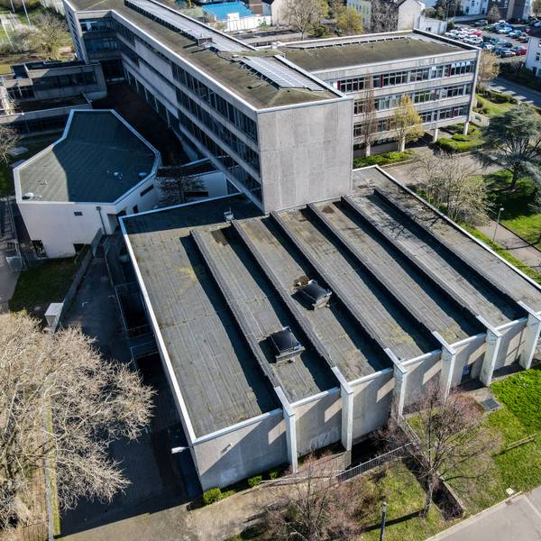 Ein Luftbild zeigt das Theatergebäude, daneben das Emil-Fischer-Gymnasium.