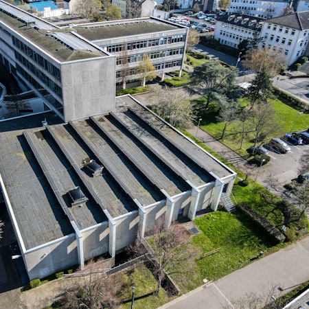 Das Bild zeigt das Stadttheater mithilfe einer Drohne fotografiert.