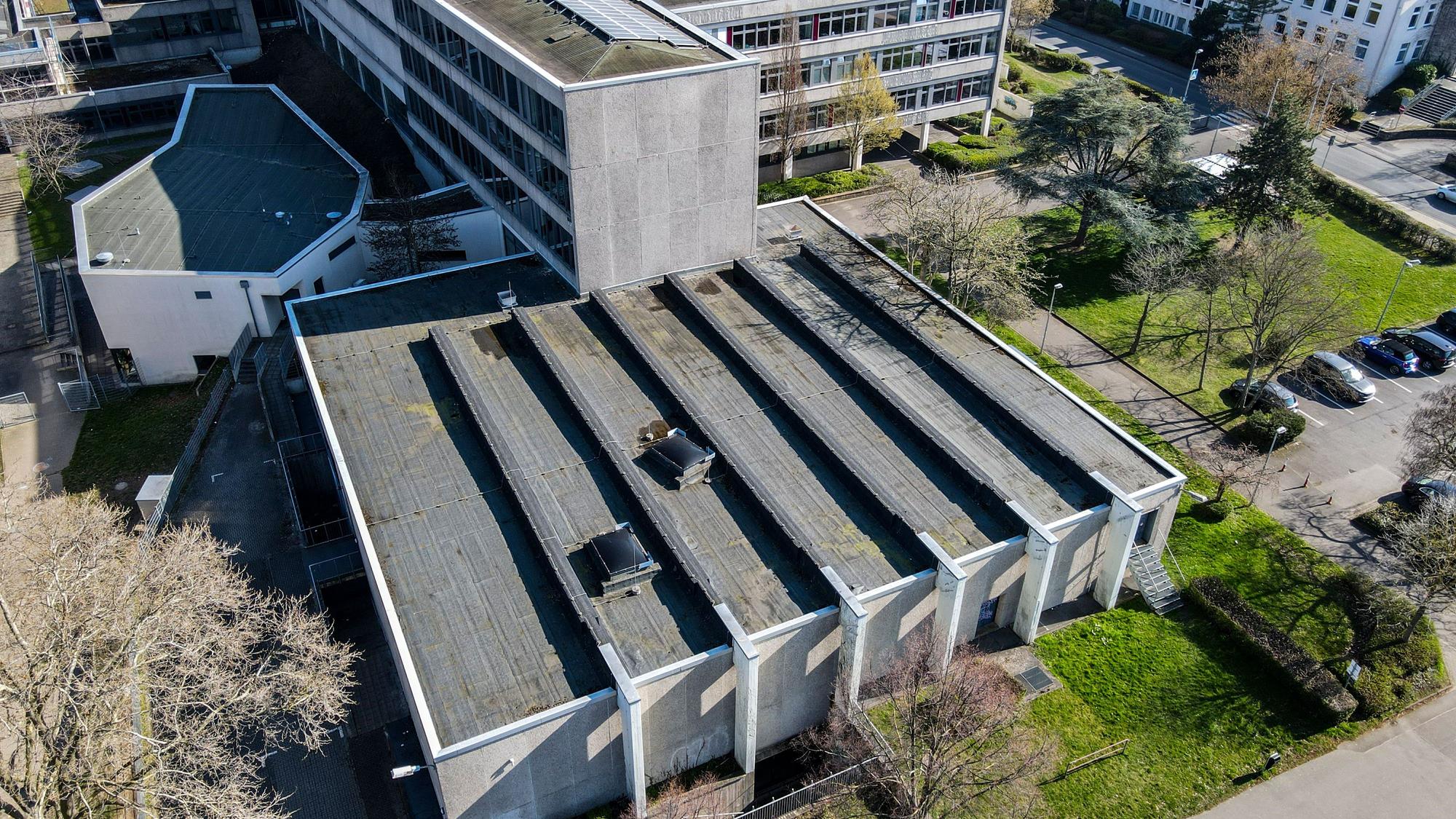 Das Bild zeigt das Stadttheater mithilfe einer Drohne fotografiert.