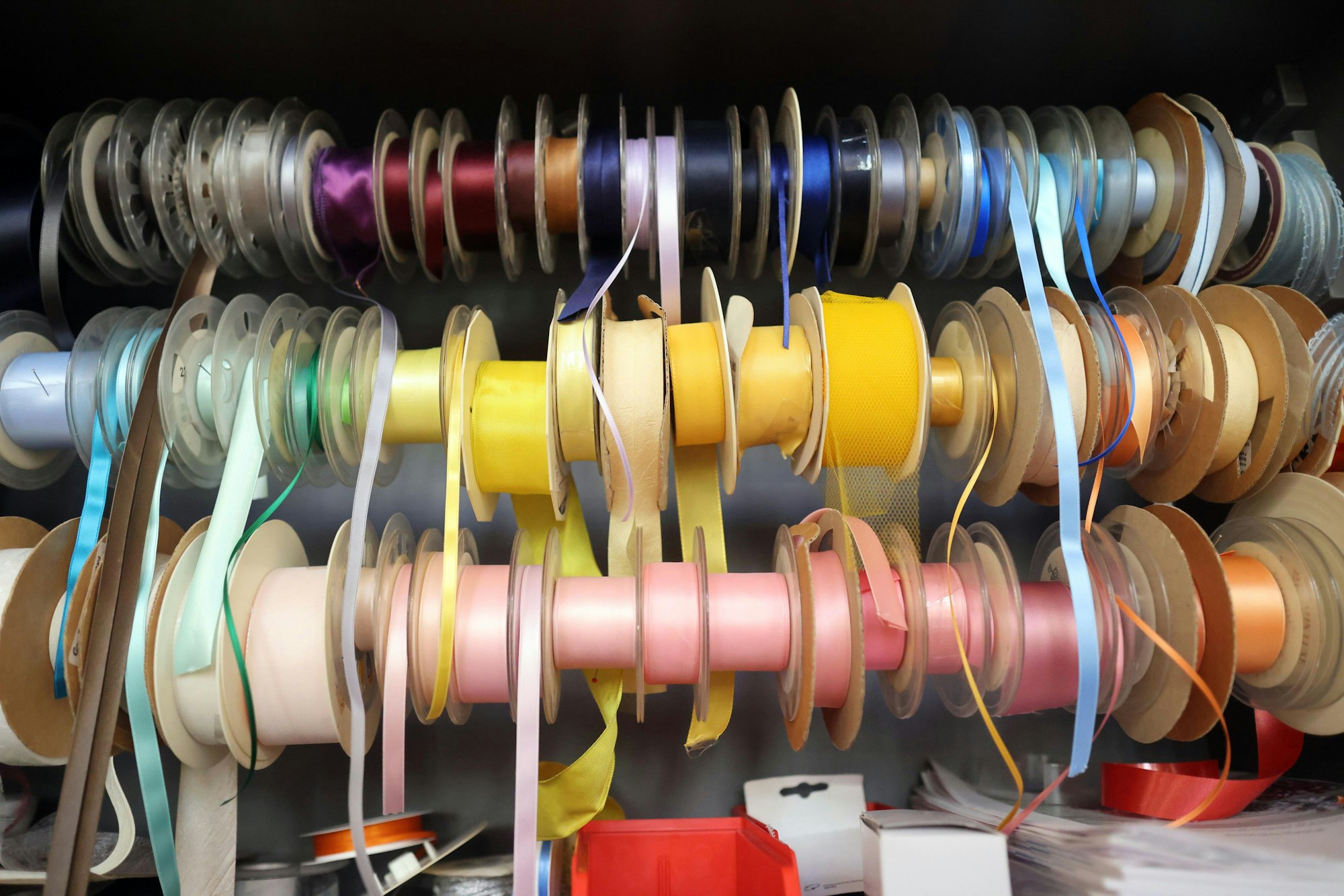 Von einem Mangel an Materialien lässt nich nicht sprechen: Jeder Schrank ist gut gefüllt.