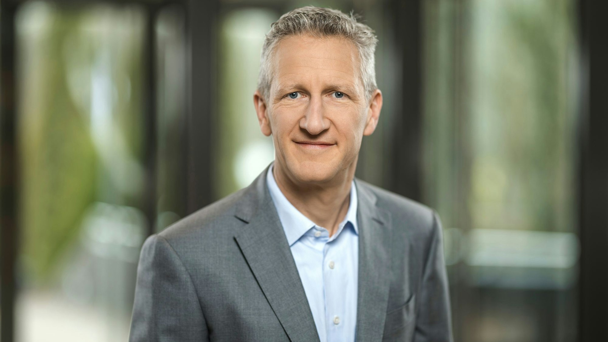 Stefan Salzer hat graues Haar und trägt einen grauen Anzug.