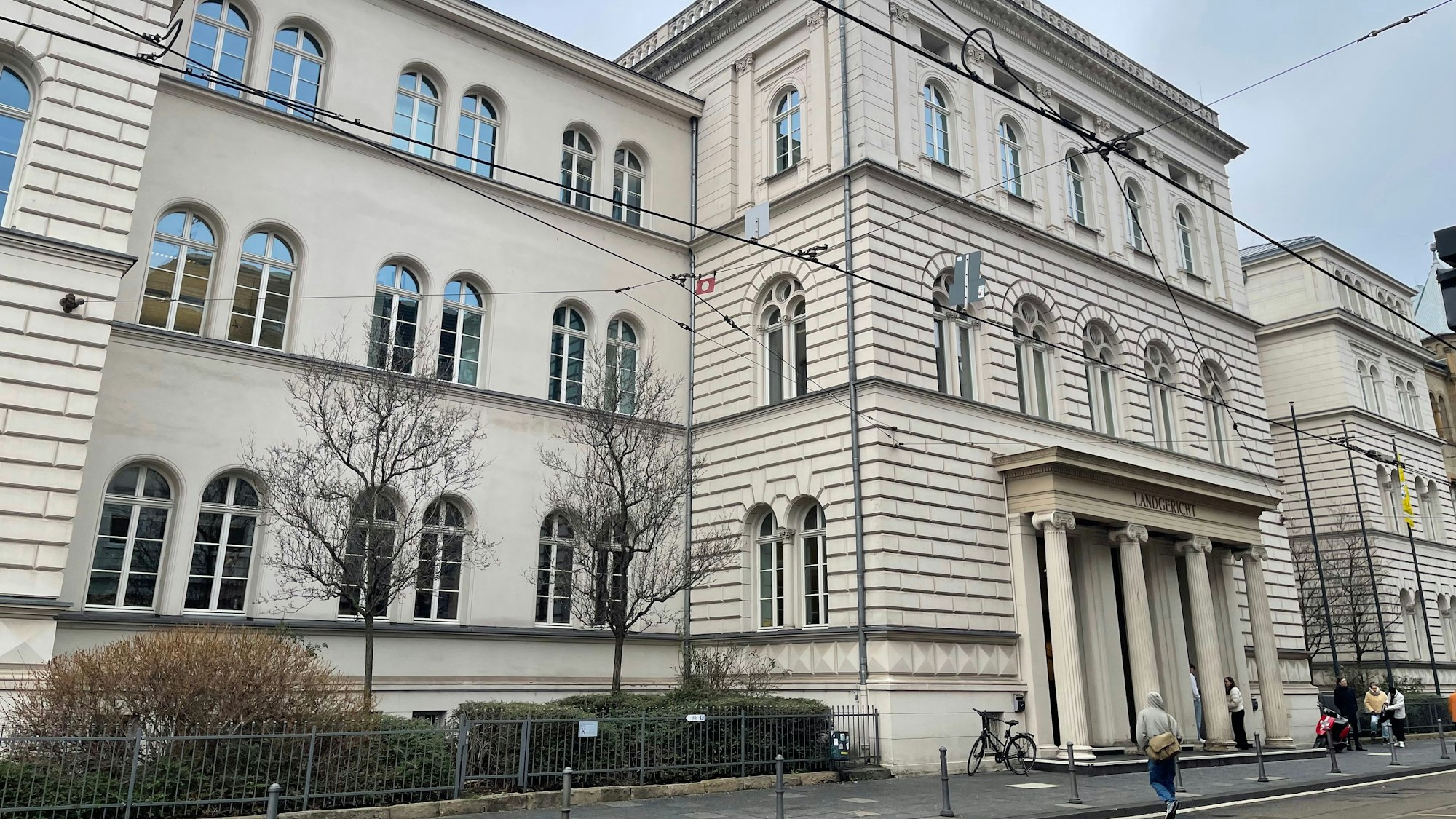 Ein Gerichtsgebäude im klassizistischen Stil.