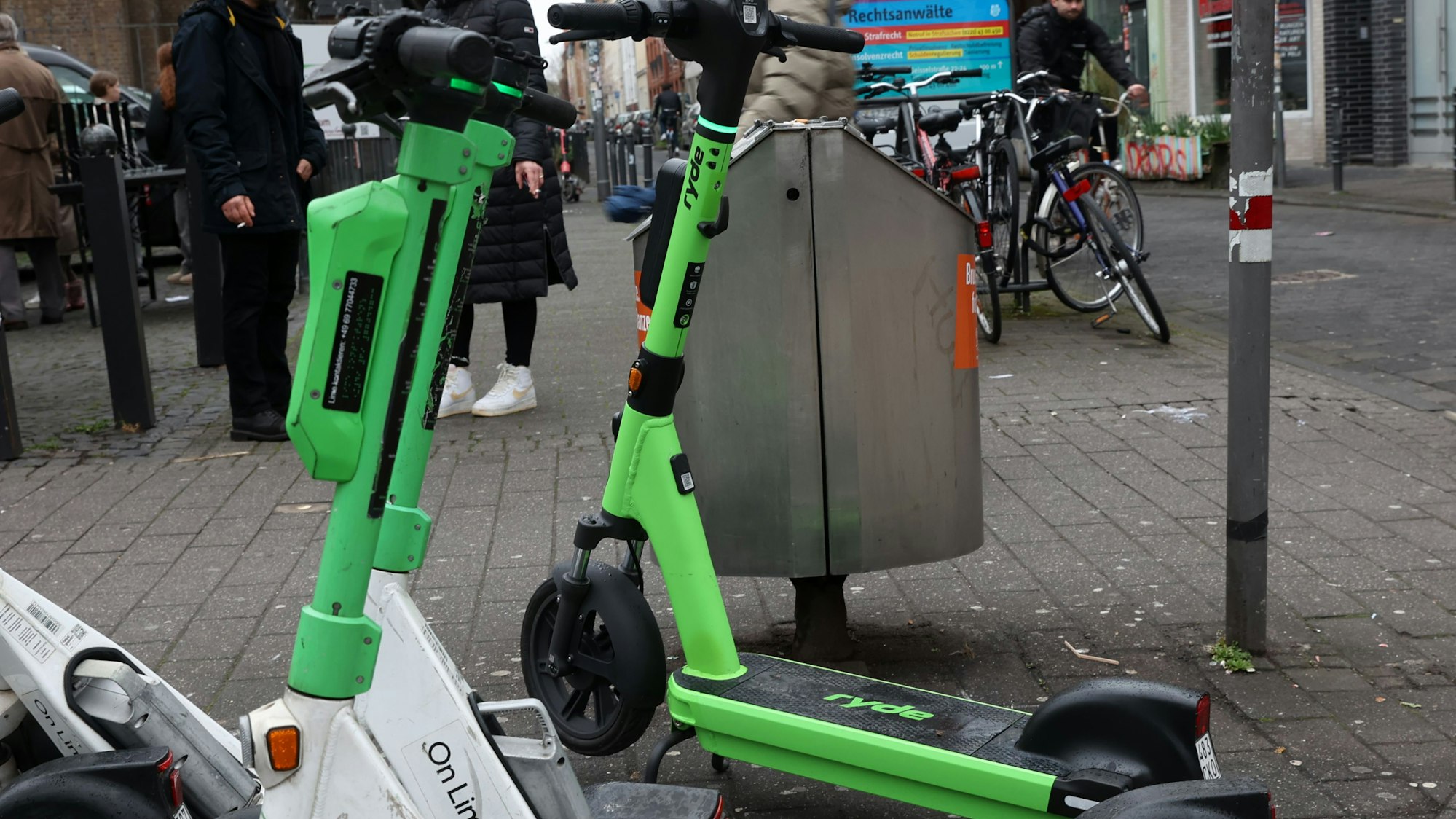 E-Scooter stehen in Köln herum.