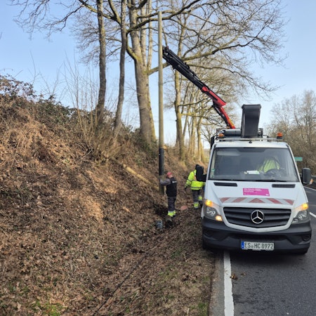 An der vielbefahrenen Straße zwischen der Stadt Waldbröl und ihrer Nachbargemeinde Windeck, der Bundesstraße 256 (Siegstraße, auch Schladernring), hat die Deutsche Telekom gerade einen neuen Internetmast in den Boden gebracht. Der Vorgänger war umgekippt.