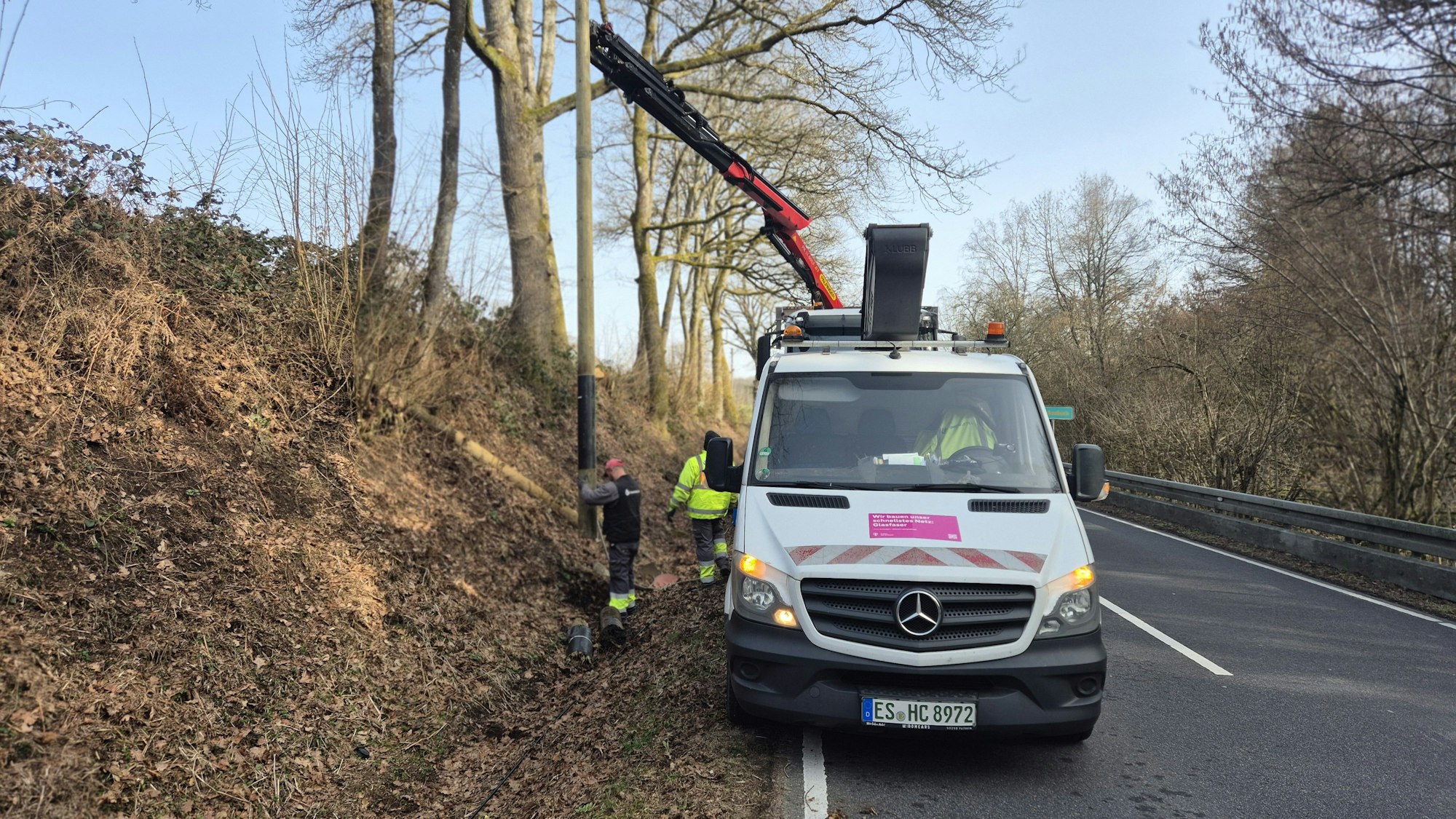 An der vielbefahrenen Straße zwischen der Stadt Waldbröl und ihrer Nachbargemeinde Windeck, der Bundesstraße 256 (Siegstraße, auch Schladernring), hat die Deutsche Telekom gerade einen neuen Internetmast in den Boden gebracht. Der Vorgänger war umgekippt.