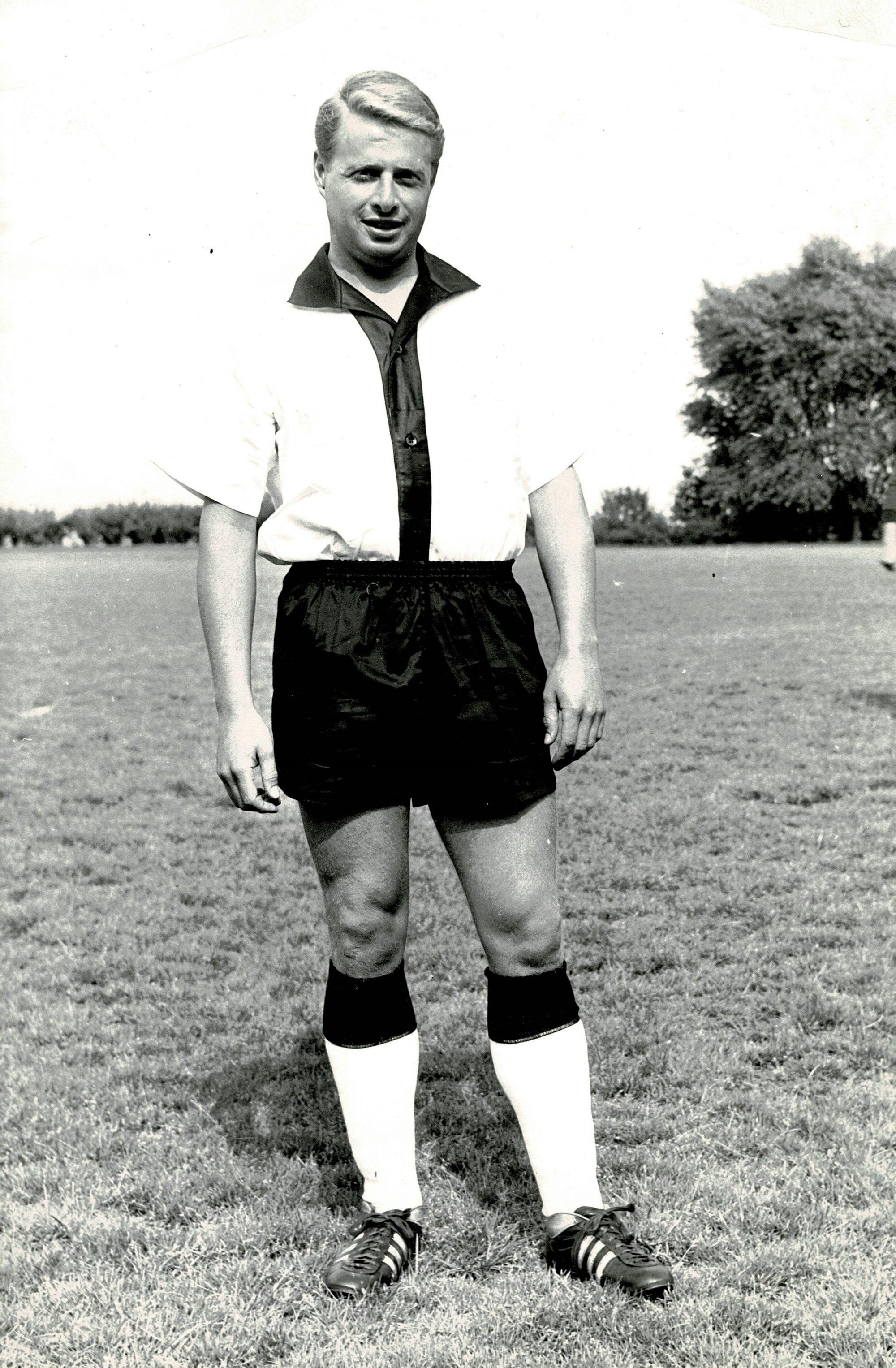 Auf dem alten Schwarz-Weiß-Foto ist ein Fußballer zu sehen.