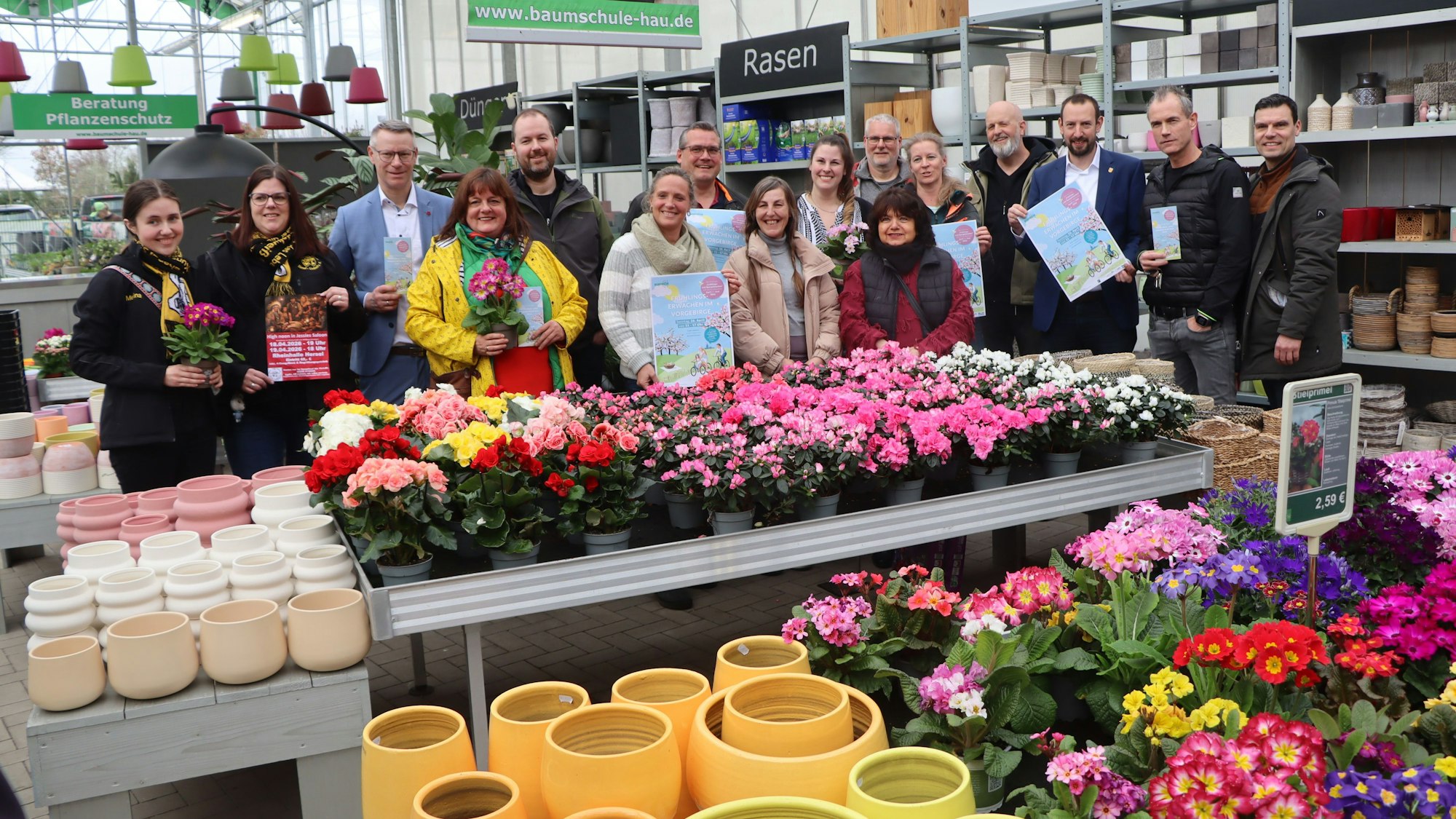 Zwischen blühenden Frühlingsblumen gaben die Akteure in Walberberg einen Programmüberblick.