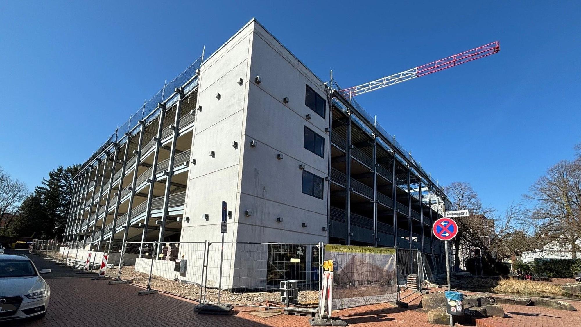 Auf dem Bild ist die Baustelle des neuen Parkhauses zu sehen.