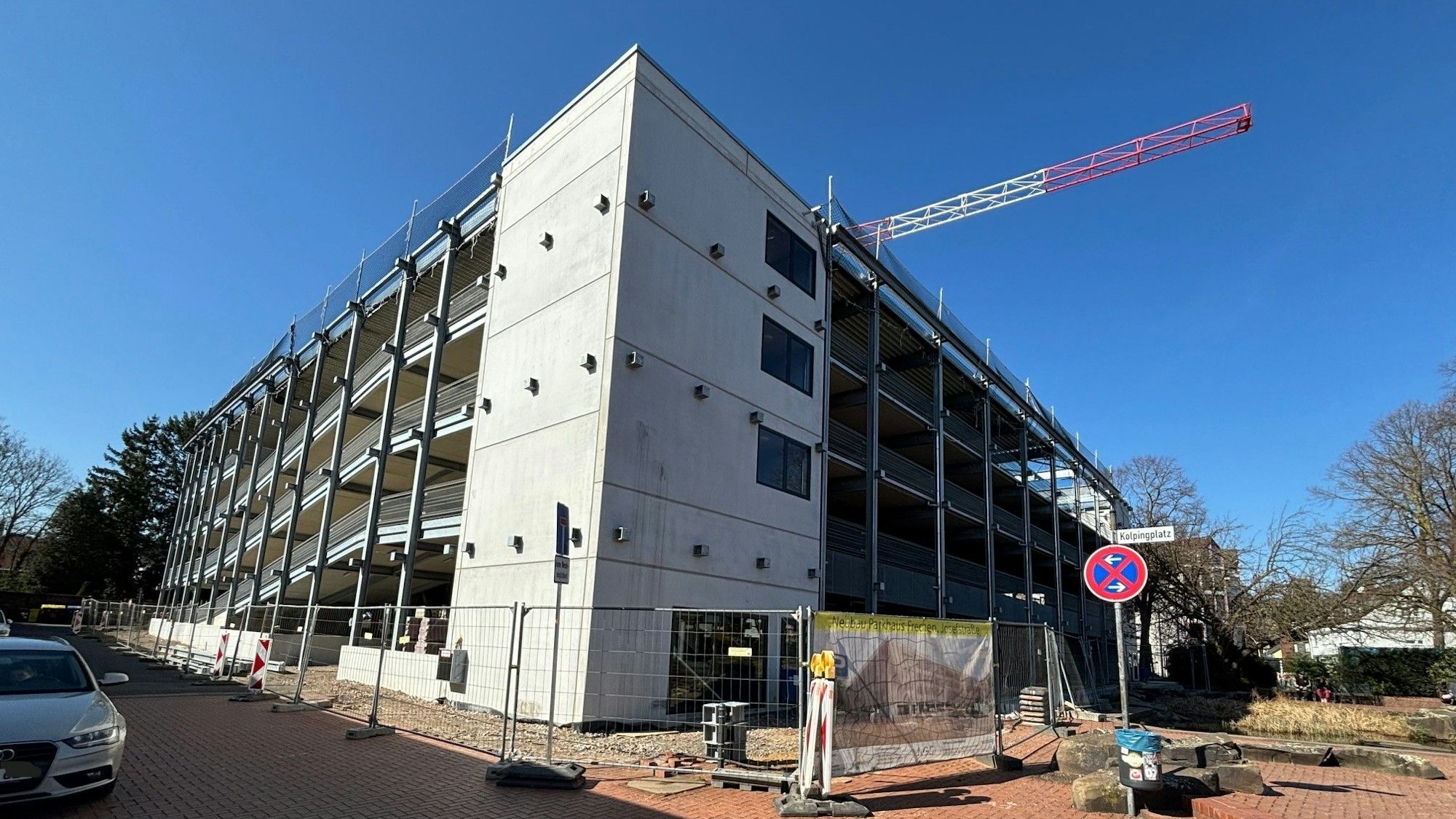 Auf dem Bild ist die Baustelle des neuen Parkhauses zu sehen.