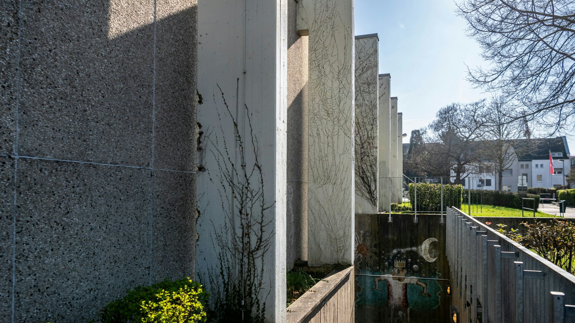 Das Bild zeigt die Fassade des Theatergebäudes mit einer Reihe von Pfeilern.