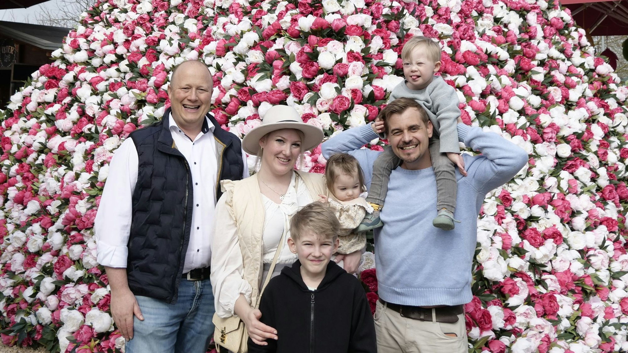 Das Foto zeigt die Gastgeber vor einer Blumenpyramide auf dem Gertrudenhof.