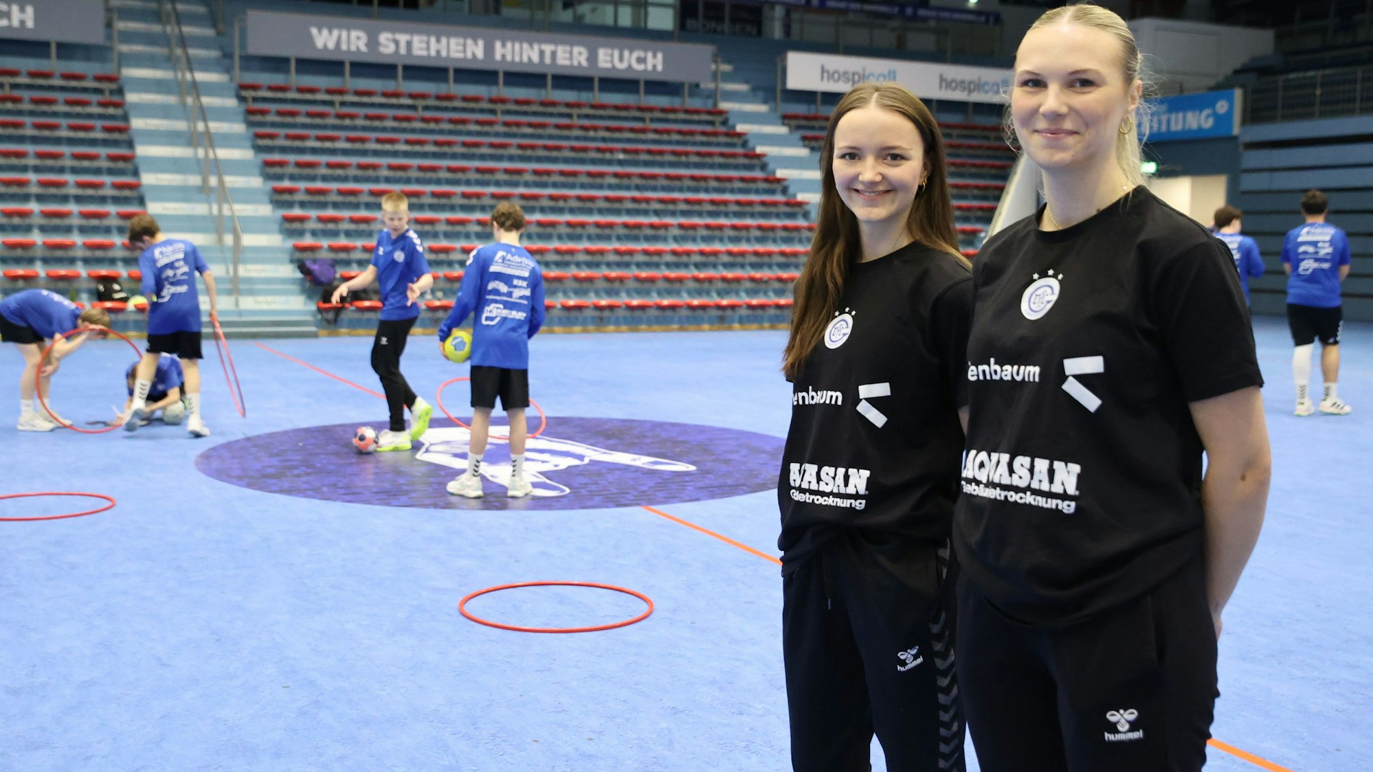 Zu sehen sind zwei junge Handballtrainerinnen.