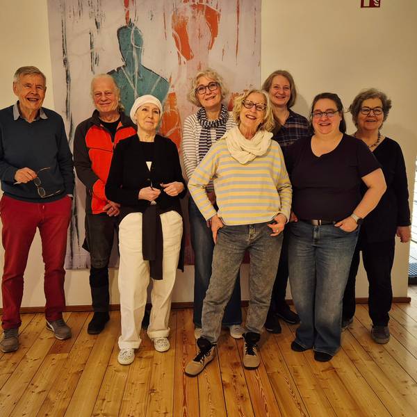 Das Grppenfoto zeigt acht Künstlerinnen und Künstler