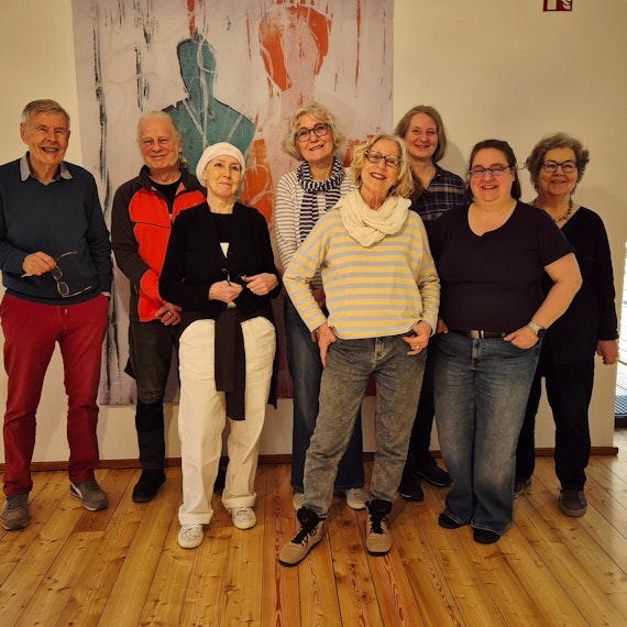 Das Grppenfoto zeigt acht Künstlerinnen und Künstler