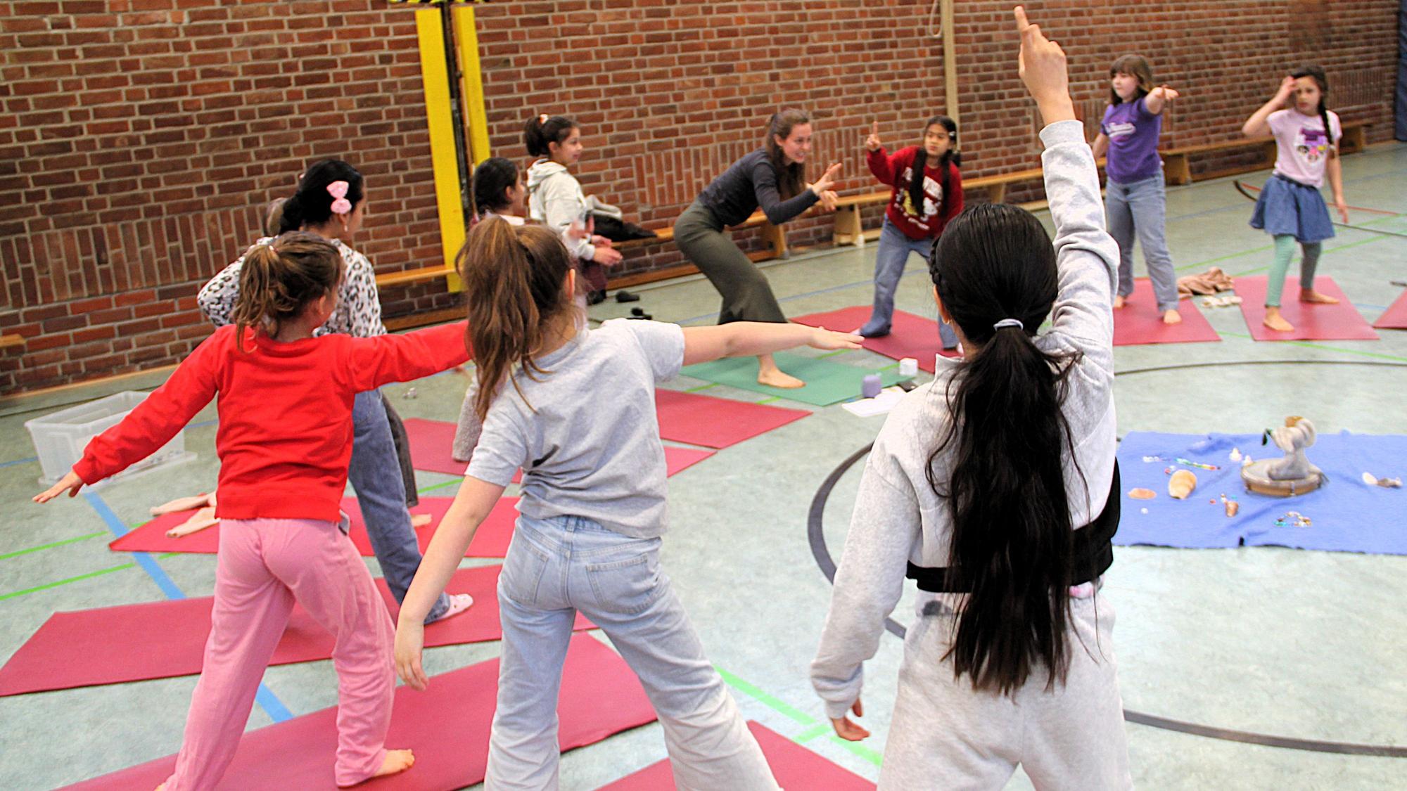 Die Kinder der Grundschule Trierer Straße beim „Lieblingsfach Matte“.