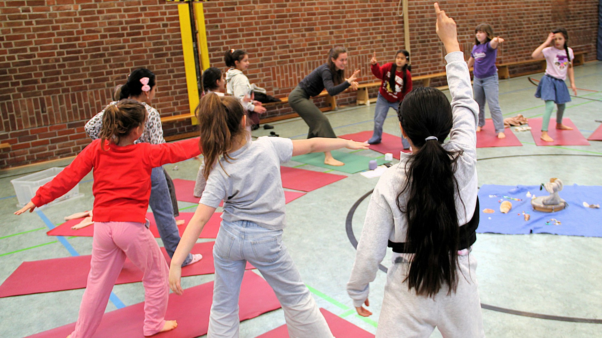 Die Kinder der Grundschule Trierer Straße beim „Lieblingsfach Matte“.