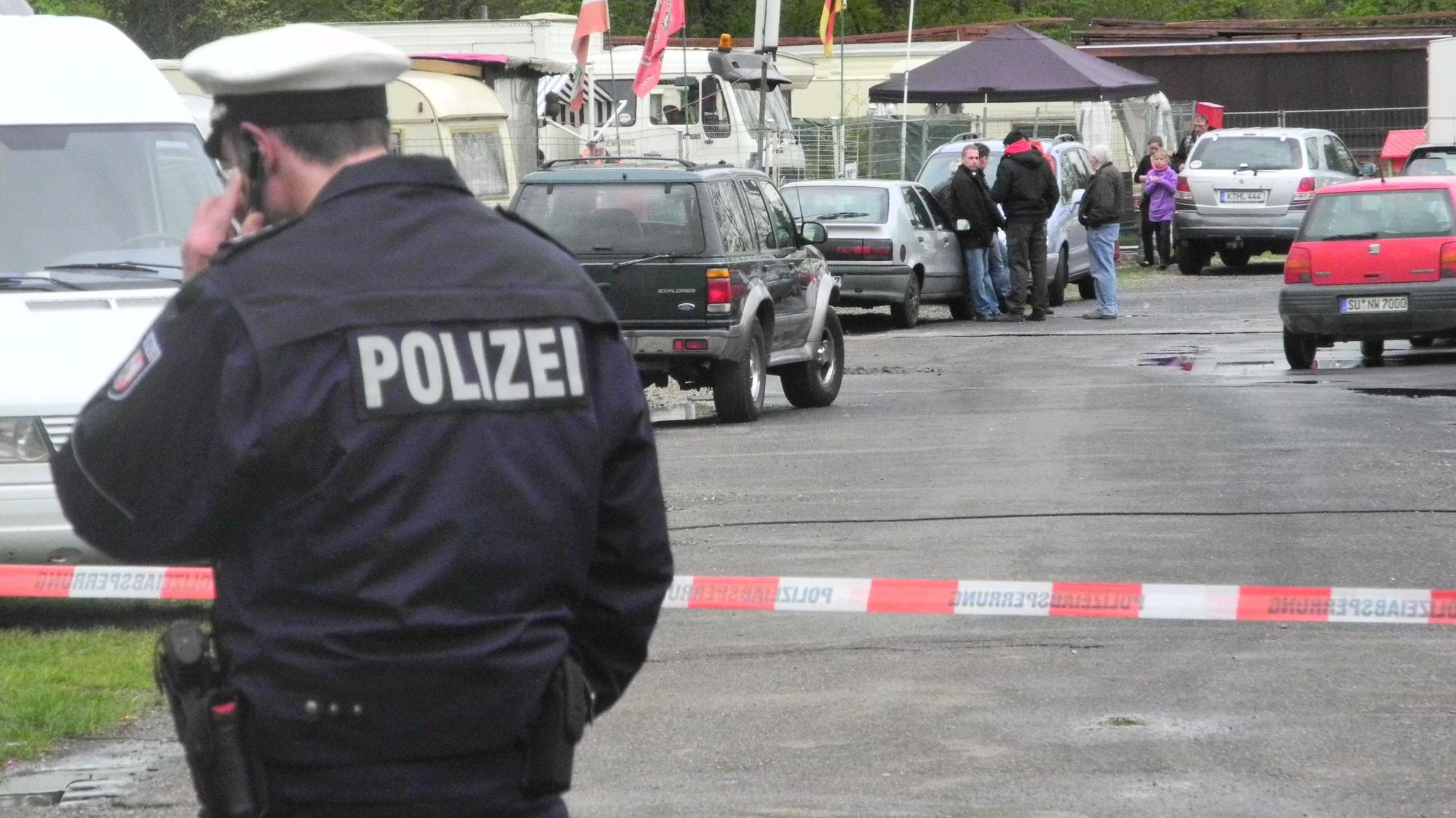 Die Polizei am Tatort nach der tödlich verlaufenden Auseinandersetzung am Takuplatz.