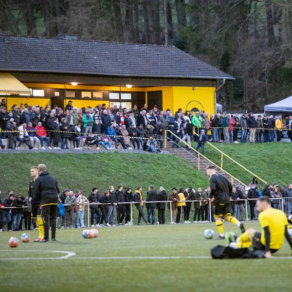 Blick auf das gut gefüllte Waldstadion von Eintracht Hohkeppel.
