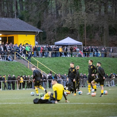 Blick auf das gut gefüllte Waldstadion von Eintracht Hohkeppel.